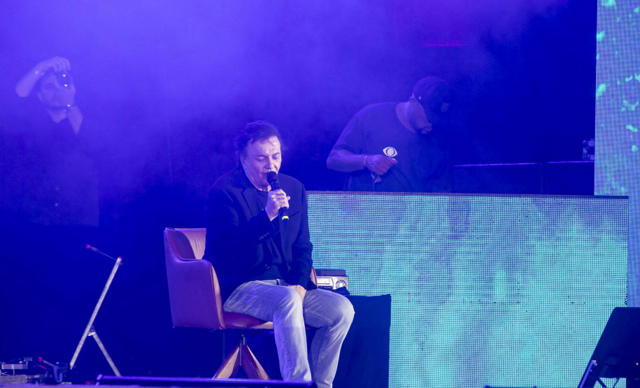 Fábio Jr. celebra o romantismo com show para 144 mil pessoas em Matinhos