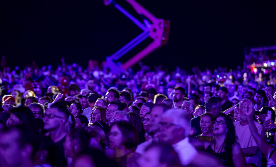 Fábio Jr. celebra o romantismo com show para 144 mil pessoas em Matinhos