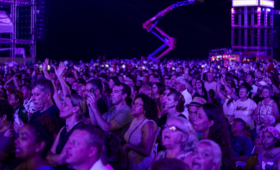 Fábio Jr. celebra o romantismo com show para 144 mil pessoas em Matinhos