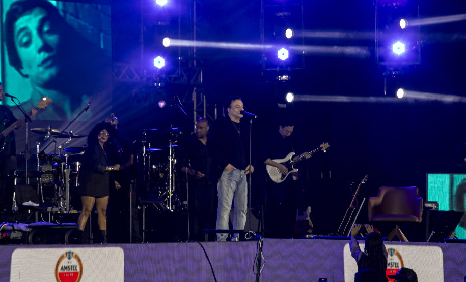 Fábio Jr. celebra o romantismo com show para 144 mil pessoas em Matinhos