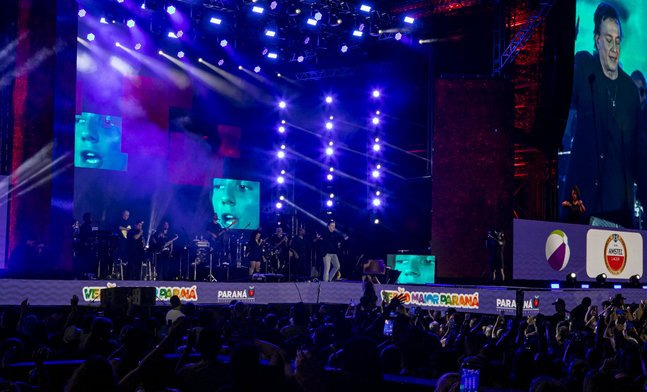 Fábio Jr. celebra o romantismo com show para 144 mil pessoas em Matinhos