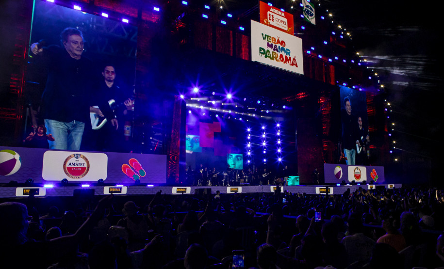 Fábio Jr. celebra o romantismo com show para 144 mil pessoas em Matinhos