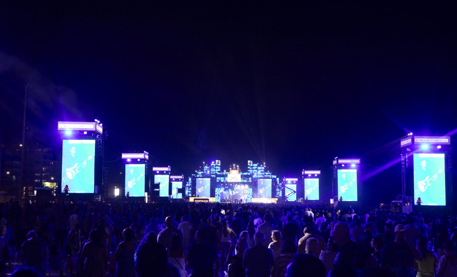 Fábio Jr. celebra o romantismo com show para 144 mil pessoas em Matinhos