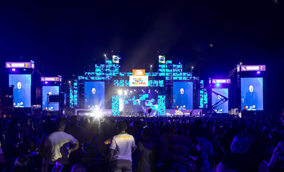 Fábio Jr. celebra o romantismo com show para 144 mil pessoas em Matinhos