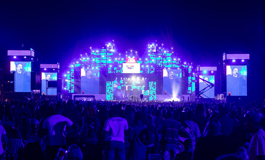 Fábio Jr. celebra o romantismo com show para 144 mil pessoas em Matinhos