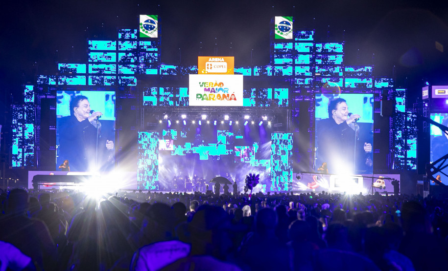 Fábio Jr. celebra o romantismo com show para 144 mil pessoas em Matinhos