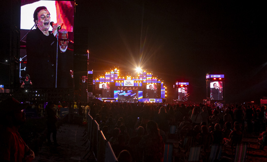 Fábio Jr. celebra o romantismo com show para 144 mil pessoas em Matinhos