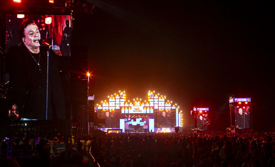 Fábio Jr. celebra o romantismo com show para 144 mil pessoas em Matinhos