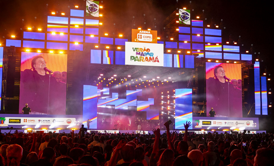 Fábio Jr. celebra o romantismo com show para 144 mil pessoas em Matinhos