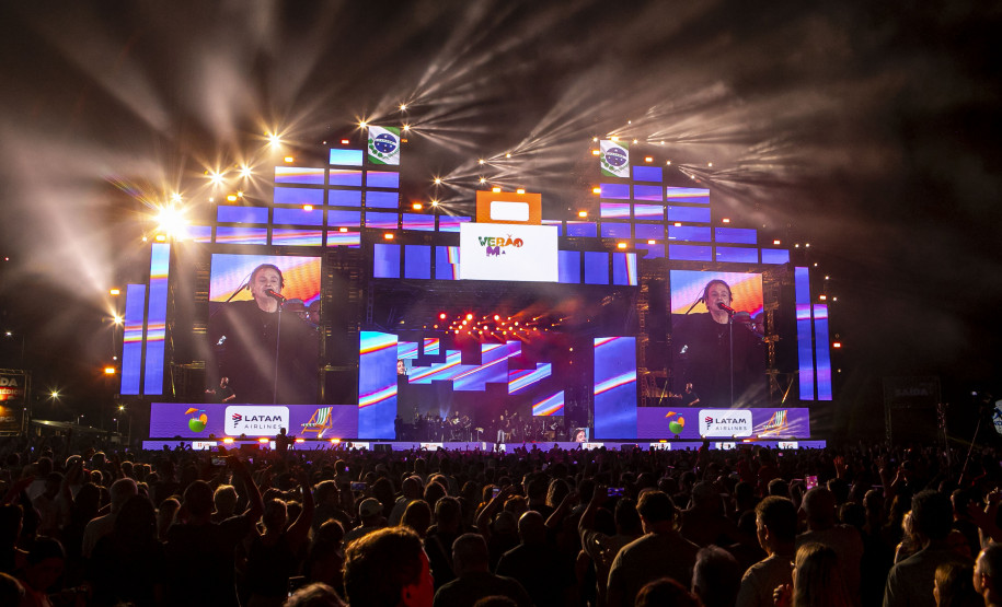 Fábio Jr. celebra o romantismo com show para 144 mil pessoas em Matinhos