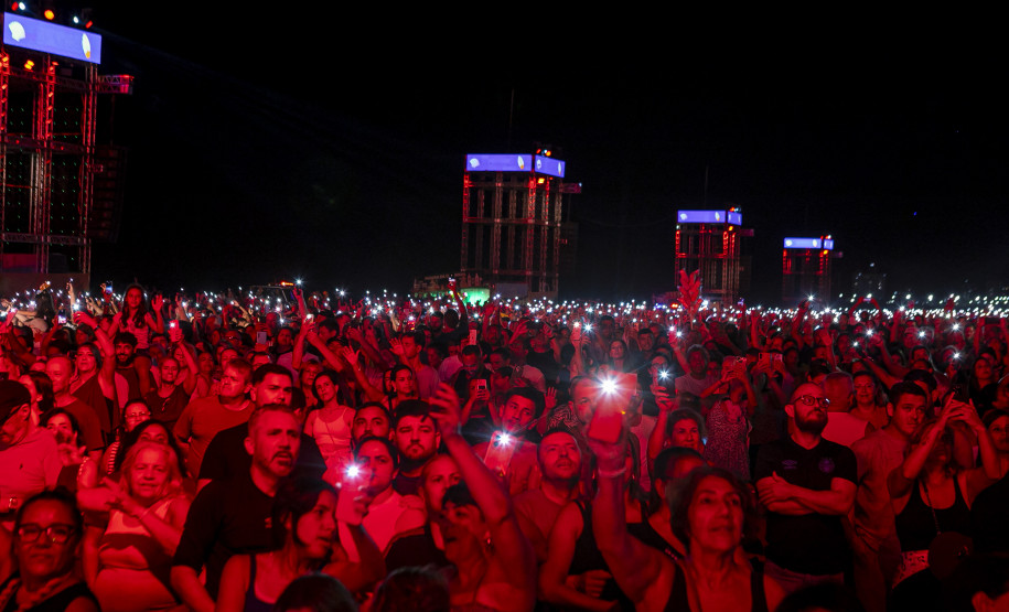 Fábio Jr. celebra o romantismo com show para 144 mil pessoas em Matinhos