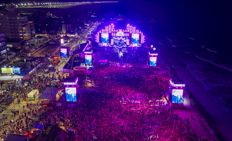 Fábio Jr. celebra o romantismo com show para 144 mil pessoas em Matinhos