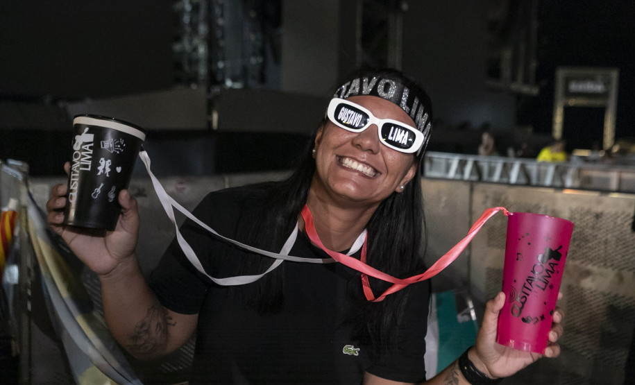 Fãs de Gusttavo Lima dormem na praia para garantir melhor lugar no show deste domingo