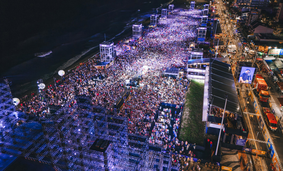 Novidade no Verão Maior, gospel de Fernandinho leva 62 mil pessoas a Matinhos