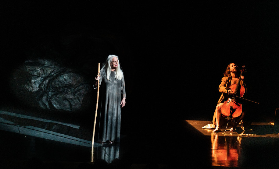 Monólogo baseado no livro "Sapiens" e estrelado por Vera Holtz retorna a Curitiba