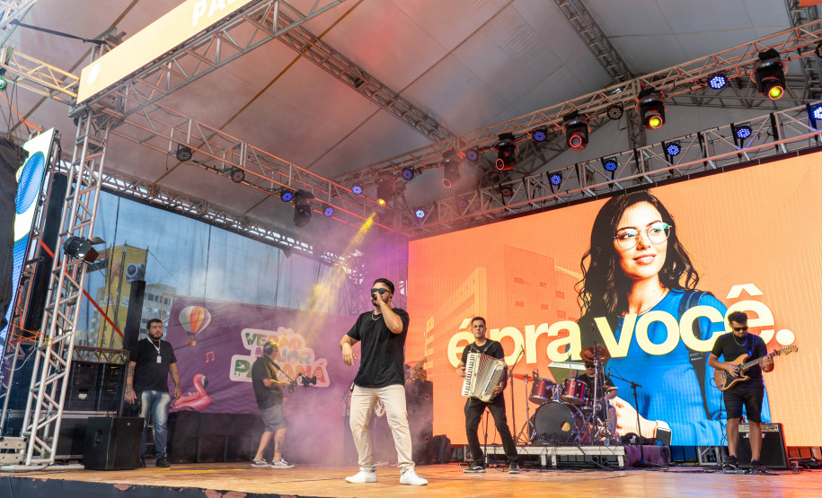 No final da tarde, veranistas aproveitam shows de artistas locais nos Palcos Sunset