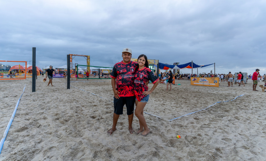 No final da tarde, veranistas aproveitam shows de artistas locais nos Palcos Sunset