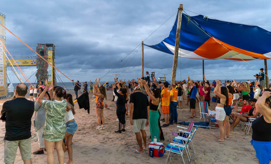 No final da tarde, veranistas aproveitam shows de artistas locais nos Palcos Sunset