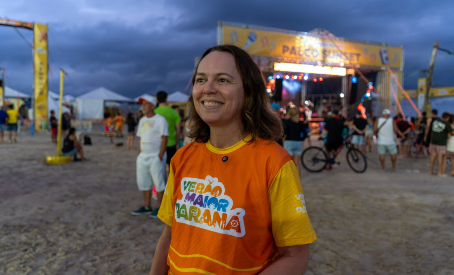 No final da tarde, veranistas aproveitam shows de artistas locais nos Palcos Sunset