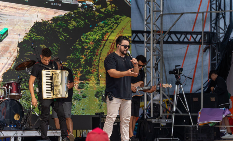 No final da tarde, veranistas aproveitam shows de artistas locais nos Palcos Sunset