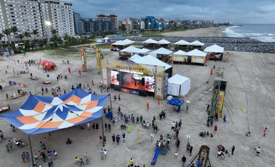 No final da tarde, veranistas aproveitam shows de artistas locais nos Palcos Sunset