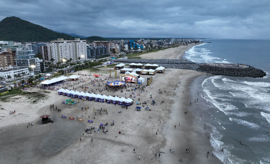 No final da tarde, veranistas aproveitam shows de artistas locais nos Palcos Sunset