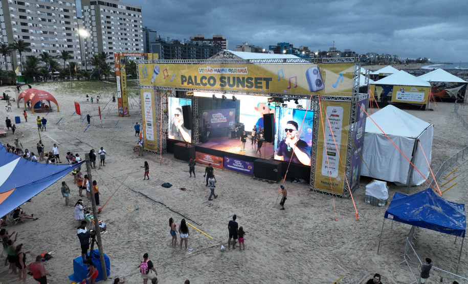 No final da tarde, veranistas aproveitam shows de artistas locais nos Palcos Sunset