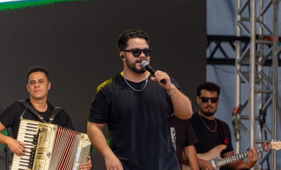 No final da tarde, veranistas aproveitam shows de artistas locais nos Palcos Sunset