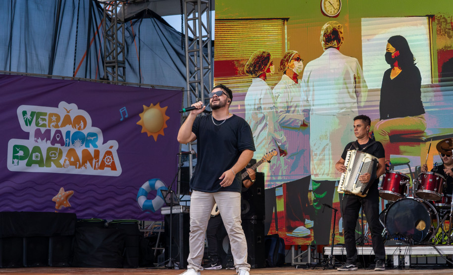 No final da tarde, veranistas aproveitam shows de artistas locais nos Palcos Sunset