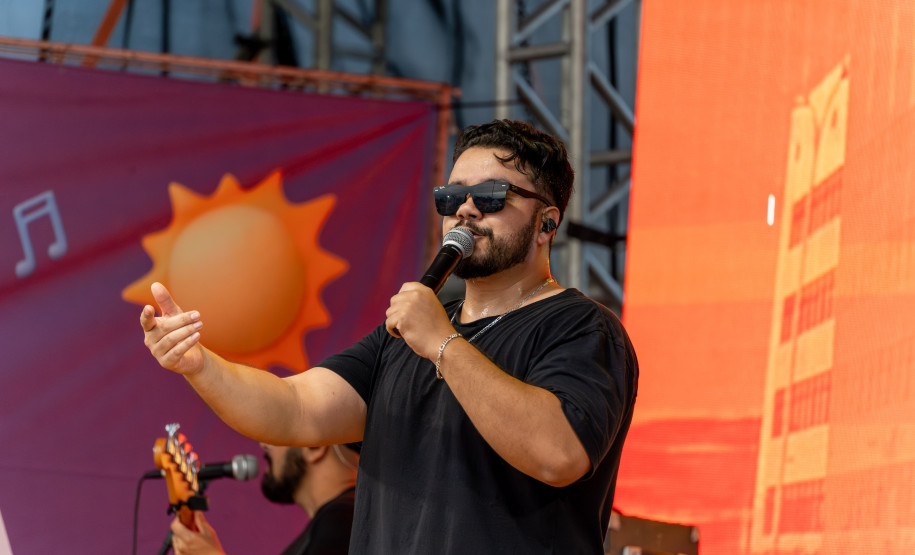 No final da tarde, veranistas aproveitam shows de artistas locais nos Palcos Sunset