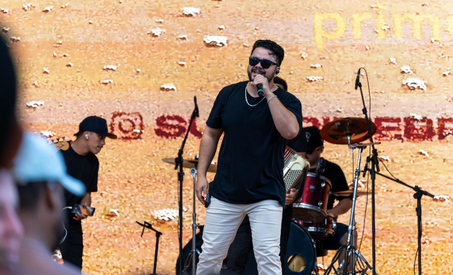 No final da tarde, veranistas aproveitam shows de artistas locais nos Palcos Sunset