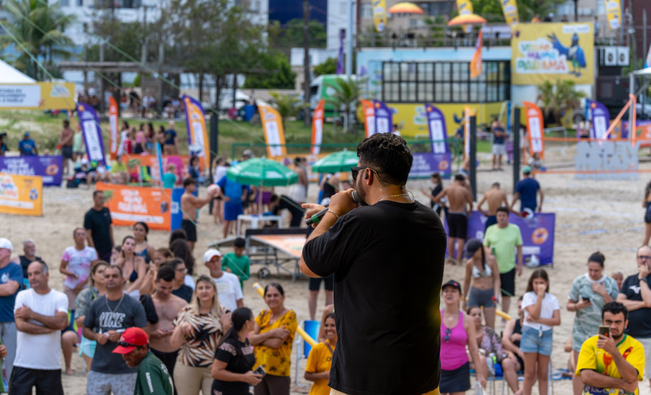 No final da tarde, veranistas aproveitam shows de artistas locais nos Palcos Sunset