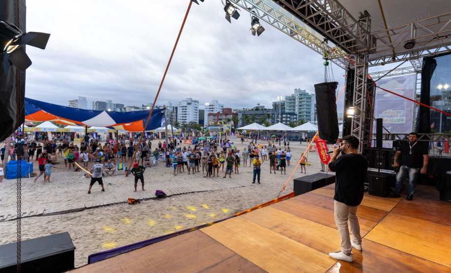 No final da tarde, veranistas aproveitam shows de artistas locais nos Palcos Sunset