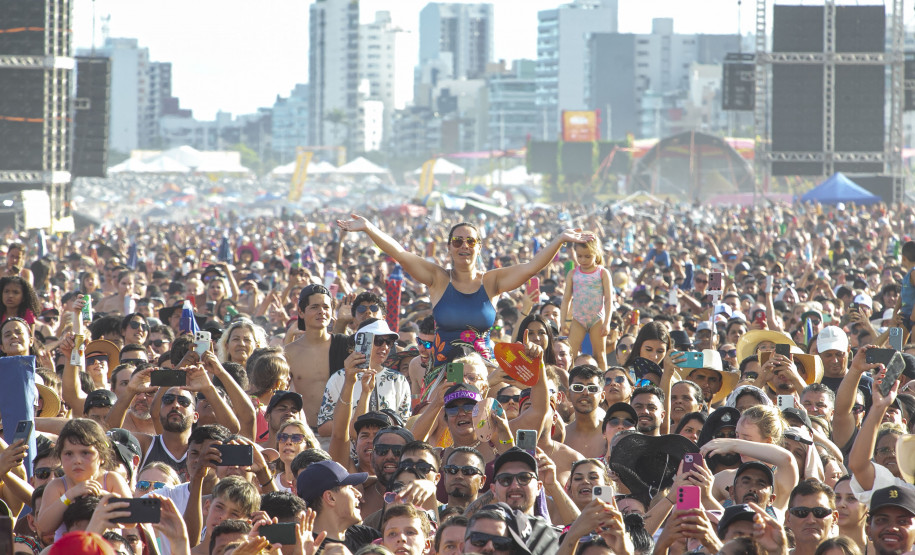 Gusttavo Lima faz show de 3 horas para multidão de 265 mil pessoas na praia de Matinhos