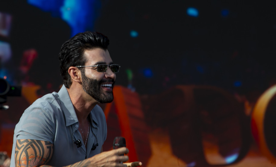 Gusttavo Lima faz show de 3 horas para multidão de 265 mil pessoas na praia de Matinhos
