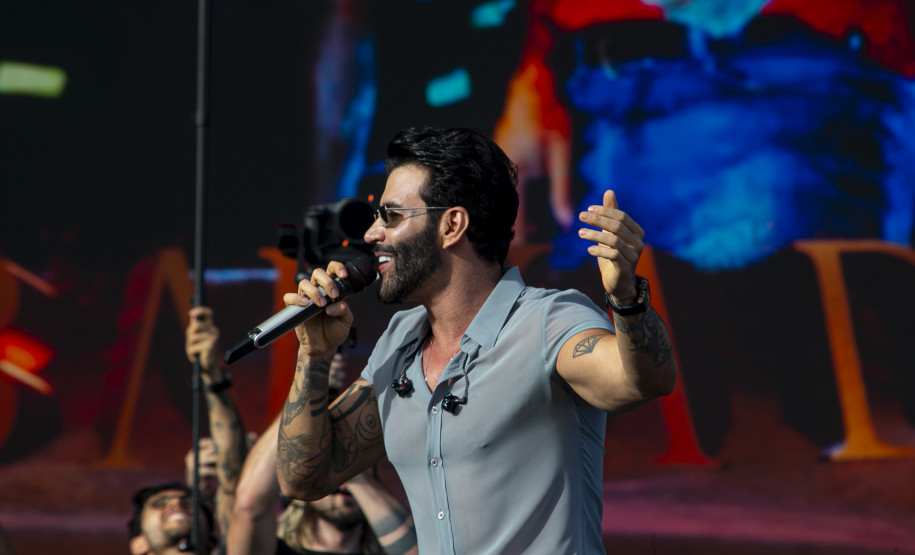 Gusttavo Lima faz show de 3 horas para multidão de 265 mil pessoas na praia de Matinhos