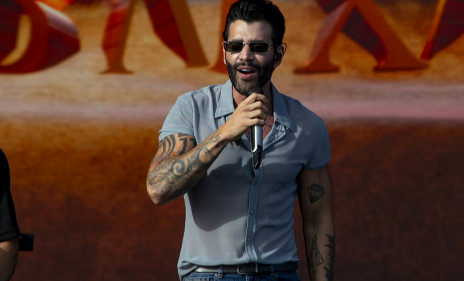 Gusttavo Lima faz show de 3 horas para multidão de 265 mil pessoas na praia de Matinhos