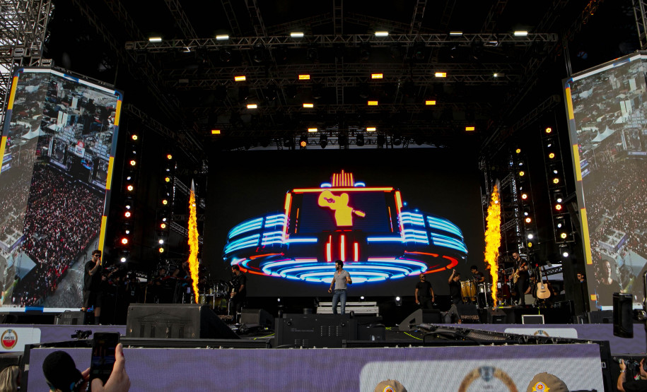 Gusttavo Lima faz show de 3 horas para multidão de 265 mil pessoas na praia de Matinhos