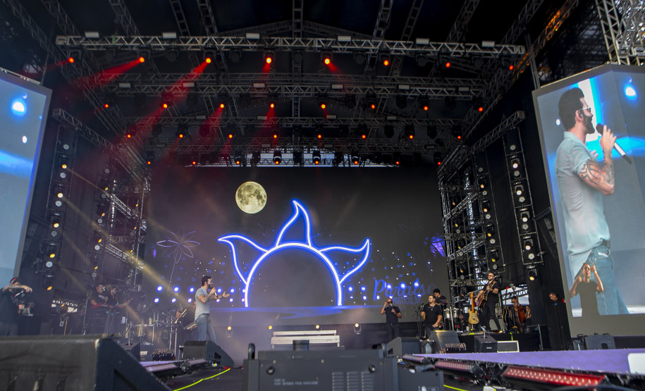 Gusttavo Lima faz show de 3 horas para multidão de 265 mil pessoas na praia de Matinhos