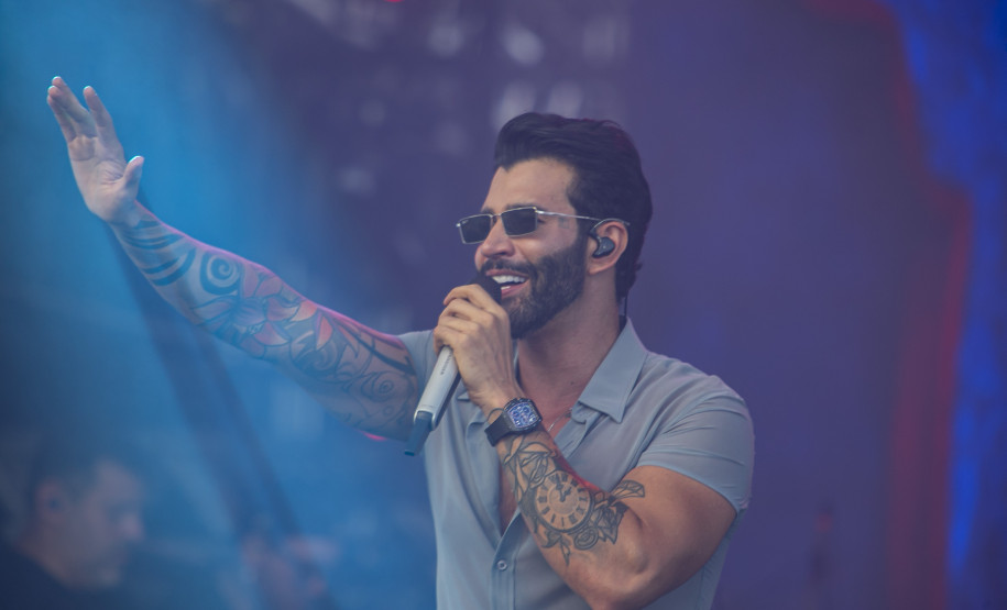 Gusttavo Lima faz show de 3 horas para multidão de 265 mil pessoas na praia de Matinhos