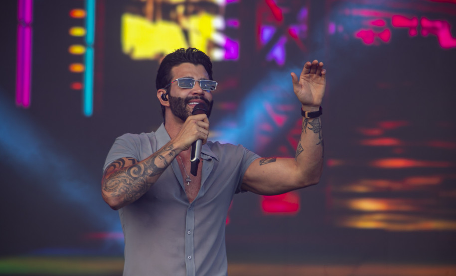 Gusttavo Lima faz show de 3 horas para multidão de 265 mil pessoas na praia de Matinhos