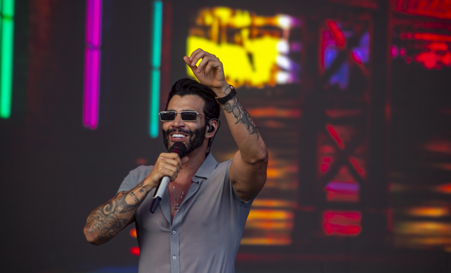 Gusttavo Lima faz show de 3 horas para multidão de 265 mil pessoas na praia de Matinhos