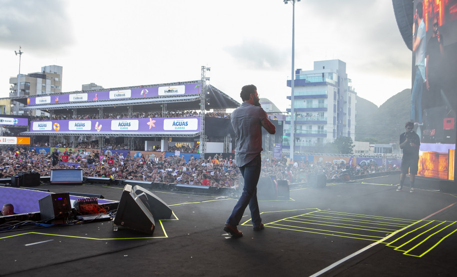 Gusttavo Lima faz show de 3 horas para multidão de 265 mil pessoas na praia de Matinhos