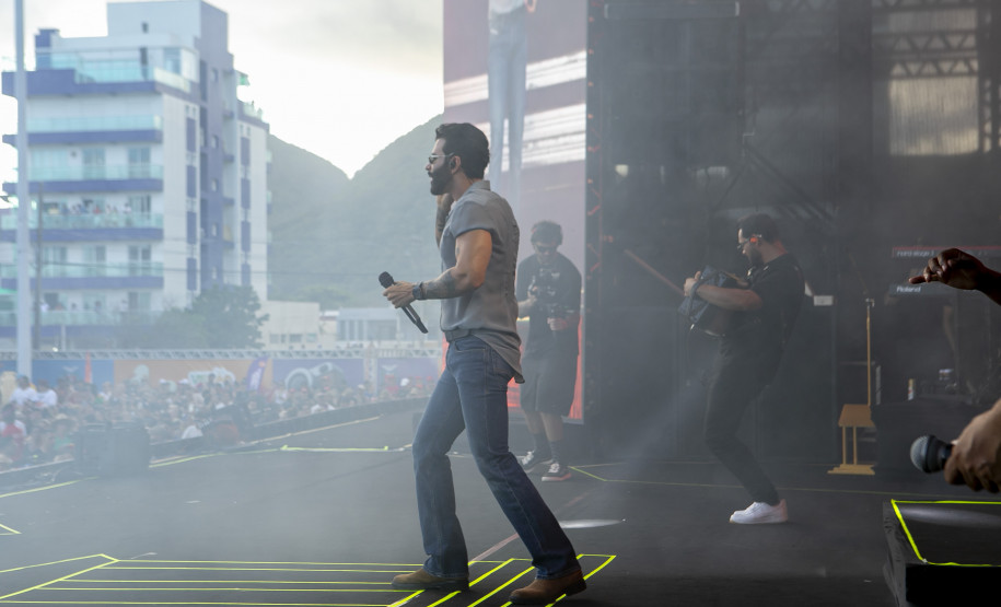 Gusttavo Lima faz show de 3 horas para multidão de 265 mil pessoas na praia de Matinhos
