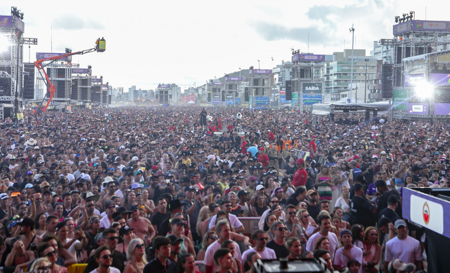 Gusttavo Lima faz show de 3 horas para multidão de 265 mil pessoas na praia de Matinhos