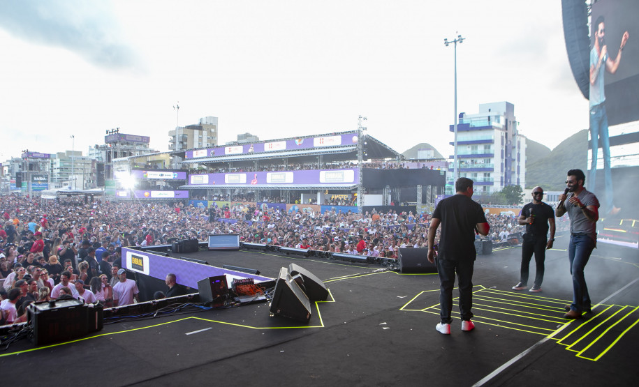 Gusttavo Lima faz show de 3 horas para multidão de 265 mil pessoas na praia de Matinhos