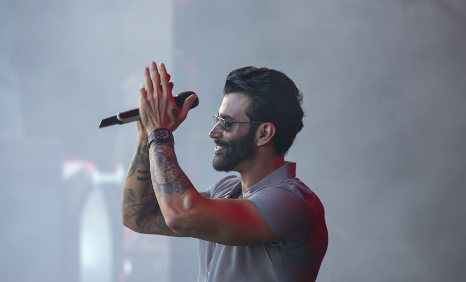 Gusttavo Lima faz show de 3 horas para multidão de 265 mil pessoas na praia de Matinhos