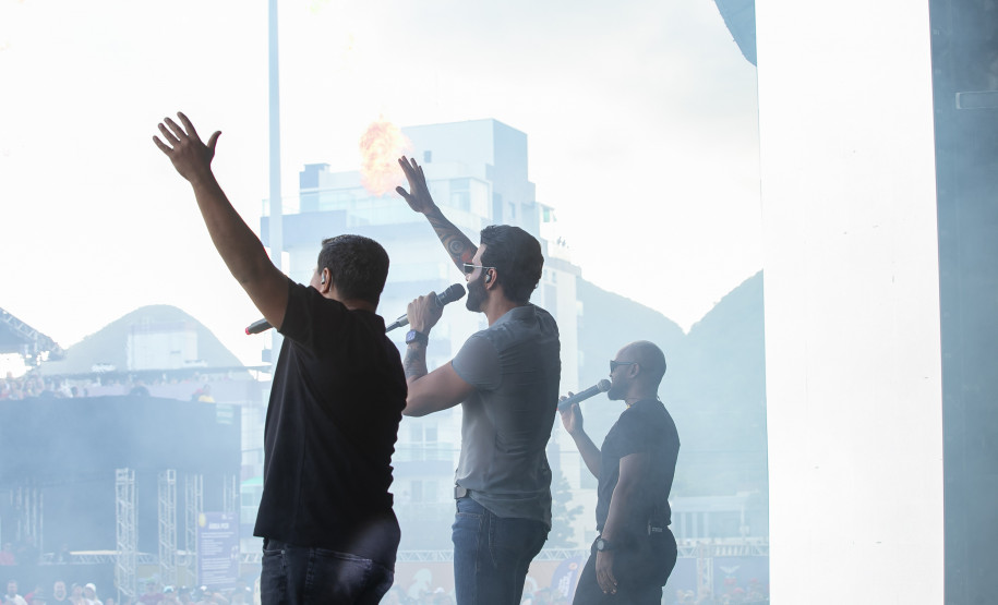 Gusttavo Lima faz show de 3 horas para multidão de 265 mil pessoas na praia de Matinhos