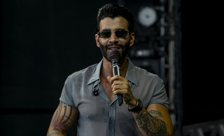 Gusttavo Lima faz show de 3 horas para multidão de 265 mil pessoas na praia de Matinhos