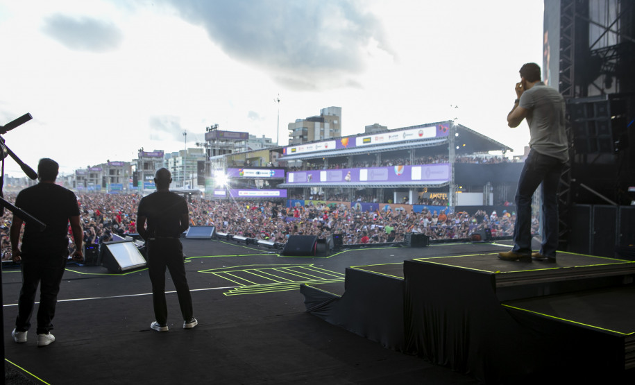 Gusttavo Lima faz show de 3 horas para multidão de 265 mil pessoas na praia de Matinhos